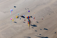 Bunte Drachen über dem Sandstrand an der Westküste der Nordseeinsel in Fanö in in Fanø im Bundesland Syddanmark, Dänemark