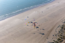 Luftbild von Bunte Drachen über dem Sandstrand an der Westküste der Nordseeinsel in Fanö in in Fanø im Bundesland Syddanmark, Dänemark
