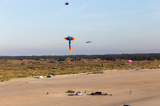 Luftbild von Drachen am Strand in Fanø im Bundesland Syddanmark, Dänemark