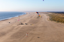 Luftaufnahme von Bunte Drachen über dem Sandstrand an der Westküste der Nordseeinsel in Fanö in in Fanø im Bundesland Syddanmark, Dänemark