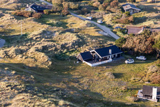 Schrägluftbild von Hyggeligge Ferienhäuser in den Dünen in Fanø im Bundesland Syddanmark, Dänemark