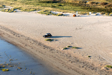 Sandstrand mit Oldtimer Citroen auf der Nordseeinsel in Fanö in Region Syddanmark in Fanø, Dänemark