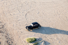 Luftbild von Citroen Oldtimer am Strand in Fanø im Bundesland Syddanmark, Dänemark