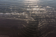 Sandstrand- Landschaft mit Wellen entlang des Nordsee-Küsten- Verlaufes in Fanö in Region Syddanmark in Fanø, Dänemark