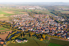 Ortsansicht der Straßen und Häuser der Wohngebiete in Möglingen im Bundesland Baden-Württemberg, Deutschland