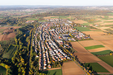 Ortschaft an den Fluss- Uferbereichen der Glems in Höfingen in Leonberg im Bundesland Baden-Württemberg, Deutschland