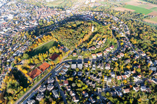 Luftaufnahme von Ensemble der Sportplatzanlagen auf den Engelbergwiesen mit Tennisabteilung SV Leonberg / Eltingen in Leonberg im Bundesland Baden-Württemberg, Deutschland