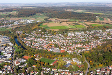 Ortschaft an den Fluss- Uferbereichen des Neckar in Zizishausen in Nürtingen im Bundesland Baden-Württemberg, Deutschland