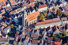 Kirchengebäude der Stadtkirche St. Laurentius im Altstadt- Zentrum der Innenstadt in Nürtingen im Bundesland Baden-Württemberg, Deutschland