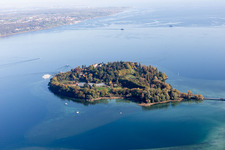 Blumeninsel Mainau im Bodensee. Graf Lennart Bernadotte baute die Insel zur touristischen Attraktion aus. Im Schlosspark findet sich mediterrane und subtropische Vegetation, Rosengarten, Schmetterlingshaus, Palmenhaus und das Barockschloss mit Gastronomiebetrieben im Ortsteil Litzelstetten in Konstanz im Bundesland Baden-Württemberg, Deutschland