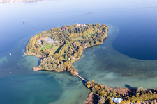 Luftbild von Blumeninsel Mainau im Bodensee. Graf Lennart Bernadotte baute die Insel zur touristischen Attraktion aus. Im Schlosspark findet sich mediterrane und subtropische Vegetation, Rosengarten, Schmetterlingshaus, Palmenhaus und das Barockschloss mit Gastronomiebetrieben im Ortsteil Litzelstetten in Konstanz im Bundesland Baden-Württemberg, Deutschland
