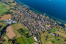 Luftbild von Dorfkern an den See- Uferbereichen des Bodensee in Dingelsdorf in Konstanz im Bundesland Baden-Württemberg, Deutschland