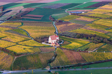 Schrägluftbild von Kirchengebäude der Kapelle Wallfahrtskirche Maria im Weingarten in Volkach im Bundesland Bayern, Deutschland