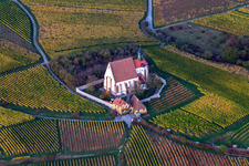 Kirchengebäude der Kapelle Wallfahrtskirche Maria im Weingarten in Volkach im Bundesland Bayern, Deutschland aus der Luft