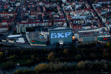 Gebäude des Einkaufszentrum Stadtgalerie Schweinfurt und am Abend beleuchtetes SKF Hochhaus in Schweinfurt im Ortsteil Grün im Bundesland Bayern, Deutschland