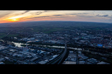 Mainbrücke der B286 und ZF Friedrichshafen im Abendlicht in Schweinfurt im Bundesland Bayern, Deutschland
