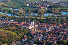 Gebäude des Rathauses der Stadtverwaltung am Rathausplatz und Pfarrkirche St. Augustinus in Dettelbach im Bundesland Bayern, Deutschland
