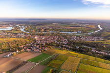 Luftaufnahme von Altstadt am Main von Norden in Dettelbach im Bundesland Bayern, Deutschland