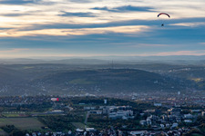 Zeppelin und Gleitschirm überm Galgenberg in Gerbrunn im Bundesland Bayern, Deutschland