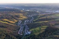 Ortsansicht der Straßen und Häuser der Wohngebiete in der von Weinbergen umgebenen Tallandschaft in Randersacker im Bundesland Bayern, Deutschland