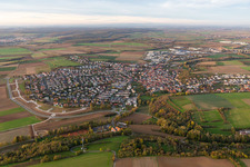 Ortsansicht der Straßen und Häuser der Wohngebiete in Estenfeld im Bundesland Bayern, Deutschland
