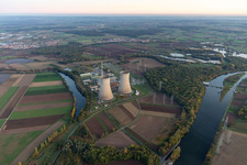 Dorfkern an den Fluß- Uferbereichen des Main vor dem stillgelegten Schweinfurter KKW in Garstadt in Grafenrheinfeld im Bundesland Bayern, Deutschland