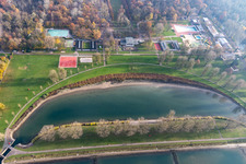 Uferbereiche des Freibades Rheinstrandbad Rappenwörth am Rhein im Ortsteil Daxlanden in Karlsruhe im Bundesland Baden-Württemberg, Deutschland