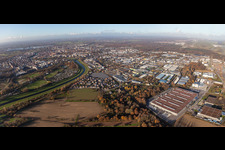 Firmengelände der von Duvenbeck Rastatt, POLYTEC INDUSTRIELACKIERUNGEN GmbH & Co.KG und TI Automotive Technology Center GmbH mit Hallen, Firmengebäuden und Produktionsstätten in Rastatt im Bundesland Baden-Württemberg, Deutschland