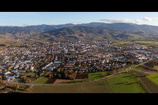 Stadtgebiet mit Außenbezirken und Innenstadtbereich am Schwarzwaldrand in Bühl im Bundesland Baden-Württemberg, Deutschland