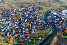 Ortschaft an den Fluss- Uferbereichen der Rench in Stadelhofen in Oberkirch im Bundesland Baden-Württemberg, Deutschland