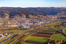 Stadtansicht am Ufer des Flußverlaufes der Rench am Schwarzwaldrand in Oberkirch im Ortsteil Gaisbach im Bundesland Baden-Württemberg, Deutschland