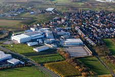 Firmengelände der Siebdruck Service Welle GmbH und der Ernst Umformtechnik GmbH an der B28 mit Hallen, Firmengebäuden und Produktionsstätten zwischen Zusenhofen und Nussbach in Oberkirch im Bundesland Baden-Württemberg, Deutschland