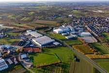 Firmengelände der HELIA Ladenbau GmbH, der Siebdruck Service Welle GmbH und der Ernst Umformtechnik GmbH an der B28 mit Hallen, Firmengebäuden und Produktionsstätten zwischen Zusenhofen und Nussbach in Oberkirch im Bundesland Baden-Württemberg, Deutschland