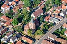 Luftbild von Kirchengebäude im Dorfkern in Rohrbach im Bundesland Rheinland-Pfalz, Deutschland