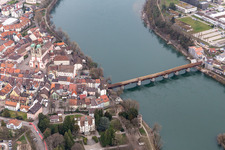 Stadtansicht am Rhein mit dem Schloss Schönau und der historischen Holzbrücke über den Rhein im Stadtgebiet in Bad Säckingen im Bundesland Baden-Württemberg, Deutschland in Stein im Bundesland Aargau, Schweiz