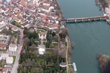 Luftbild von Stadtansicht am Rhein mit dem Schloss Schönau und der historischen Holzbrücke über den Rhein im Stadtgebiet in Bad Säckingen im Bundesland Baden-Württemberg, Deutschland in Stein im Bundesland Aargau, Schweiz