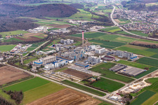 Firmengelände der DSM Nutritional Products AG Zweigniederlassung Werk Sisseln mit Hallen, Firmengebäuden und Produktionsstätten in Sisseln im Kanton Aargau in Eiken, Schweiz