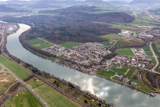 Ortschaft an den Fluss- Uferbereichen des Hochrhein in Sisseln im Kanton Aargau, Schweiz