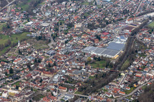 Gebäude und Produktionshallen auf dem Werksgelände der Brennet AG mit PV-Dach in Wehr im Bundesland Baden-Württemberg, Deutschland