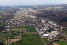 Ortsansicht der Straßen und Häuser der Wohngebiete in der von Bergen umgebenen Tallandschaft der Wiese in Maulburg im Bundesland Baden-Württemberg, Deutschland