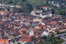 Kirchengebäude der Stadtkirche Sankt Marien hinter dem Rathaus im Altstadt- Zentrum der Innenstadt in Gengenbach im Ortsteil Einach im Bundesland Baden-Württemberg, Deutschland
