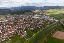 Ortschaft an den Fluss- Uferbereichen der Kinzig in Biberach im Ortsteil Eisensprung im Bundesland Baden-Württemberg, Deutschland