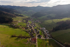 Ortsansicht der Straßen und Häuser der Wohngebiete in der von Schwarzwald-Bergen umgebenen Tallandschaft in Prinzbach in Biberach im Bundesland Baden-Württemberg, Deutschland