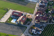 Schrägluftbild von Gebäudekomplex der Hotelanlage Hotel Gasthaus Mosers Blume im Ortsteil Bollenbach in Haslach im Kinzigtal im Bundesland Baden-Württemberg, Deutschland