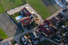 Gebäudekomplex der Hotelanlage Hotel Gasthaus Mosers Blume im Ortsteil Bollenbach in Haslach im Kinzigtal im Bundesland Baden-Württemberg, Deutschland von oben