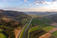 Uferbereiche am Flußverlauf der Kinzig in Bergach im Ortsteil Schwaibach in Gengenbach im Bundesland Baden-Württemberg, Deutschland