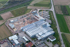 Neubau- Baustelle zur Erweiterung der Gebäude und Produktionshallen auf dem Werksgelände der WTO GmbH in Ohlsbach im Ortsteil Ebersweier im Bundesland Baden-Württemberg, Deutschland