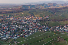 Ortsansicht der Straßen und Häuser der Wohngebiete in Zell-Weierbach in Offenburg im Bundesland Baden-Württemberg, Deutschland