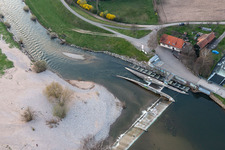 Staustufe am Ufer des Flußverlauf der Kinzig mit Raststätte Am großen Deich im Ortsteil Elgersweier in Offenburg im Bundesland Baden-Württemberg, Deutschland