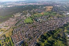 Schrägluftbild von Ortsteil Neureut in Karlsruhe im Bundesland Baden-Württemberg, Deutschland